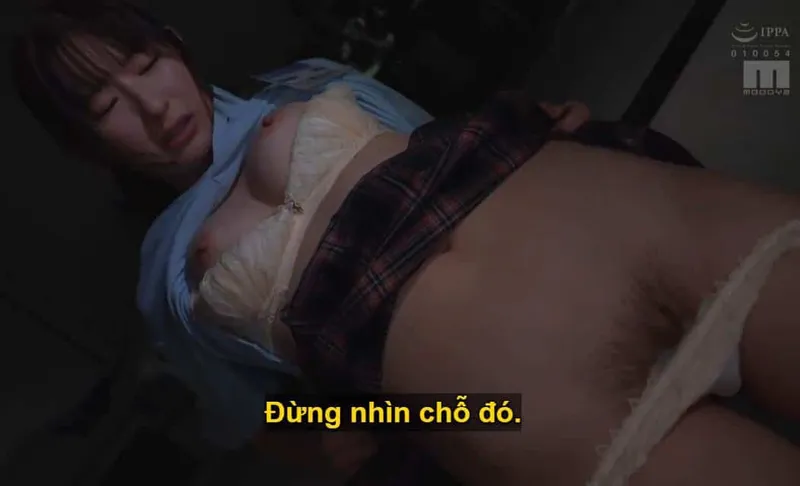 Sếp trên lập mưu "xxx" ả nhân viên dưới quyền kiêu căng lười nhác, suốt ngày chỉ mải mê chat chit với người yêu.